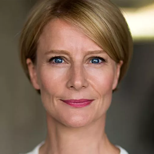 Julia Farino