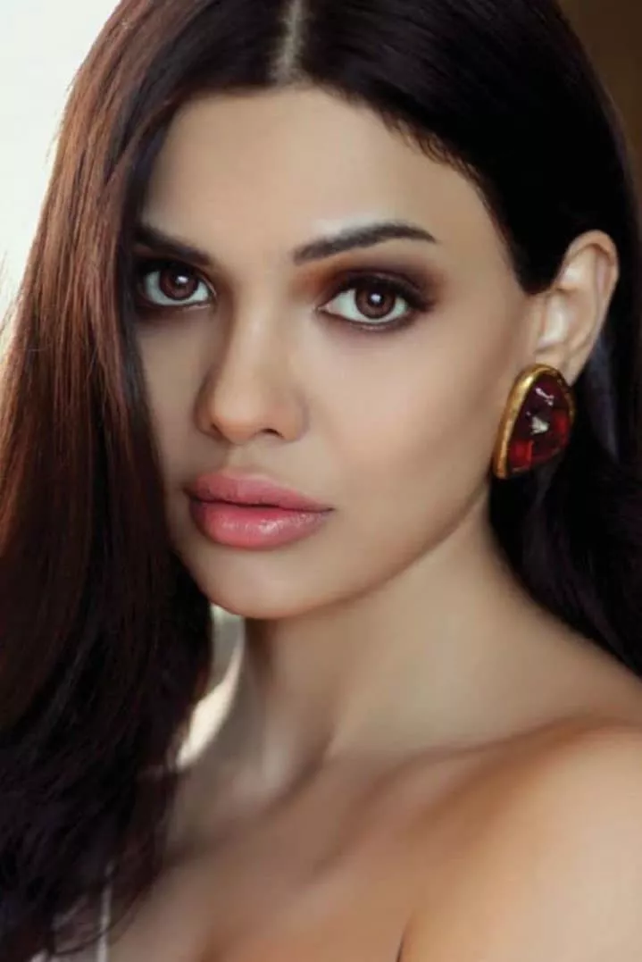 Mona Hussain